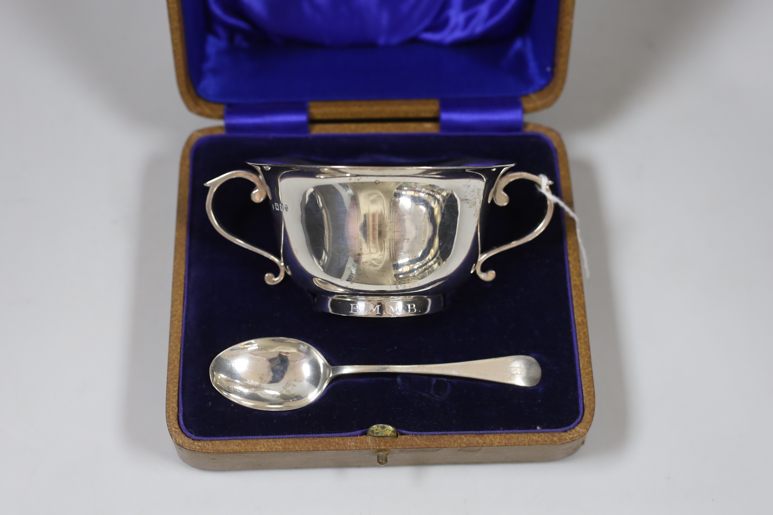 A cased George V silver porringer and spoon, Edward Barnard & Sons, London, 1928 and Birmingham, 1927, 6.8oz.